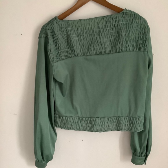 3/20$ ⭐️ Green shirt w/ smock and longsleeves - Picture 9 of 11